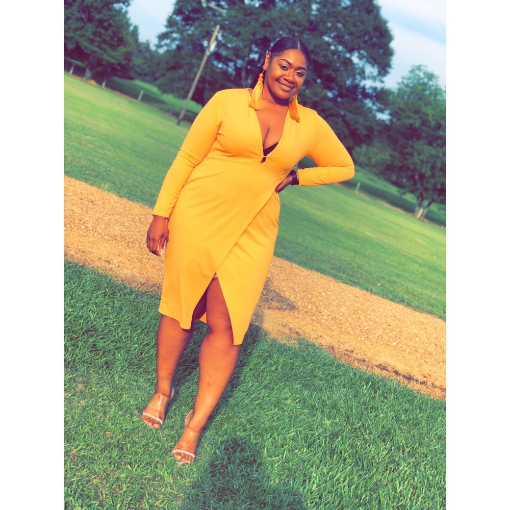 Low-cut wrap midi